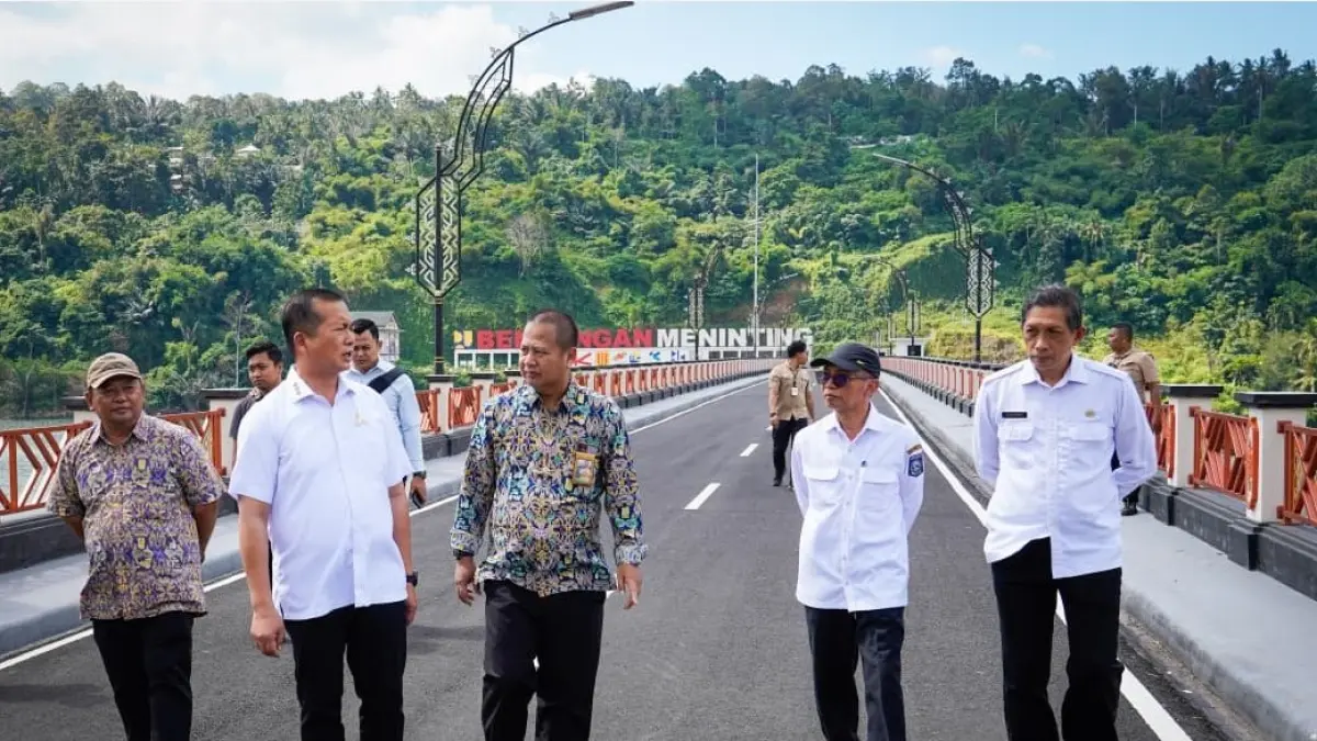 BAGIAN DARI PSN: Gubernur NTB Lalu Muhamad Iqbal (dua dari kiri) saat meninjau kesiapan Bendungan Meninting di Lombok Barat yang akan diresmikan oleh Presiden Prabowo, Rabu (8/7). (BIRO UMUM DAN ADPIM FOR LOMBOK POST)