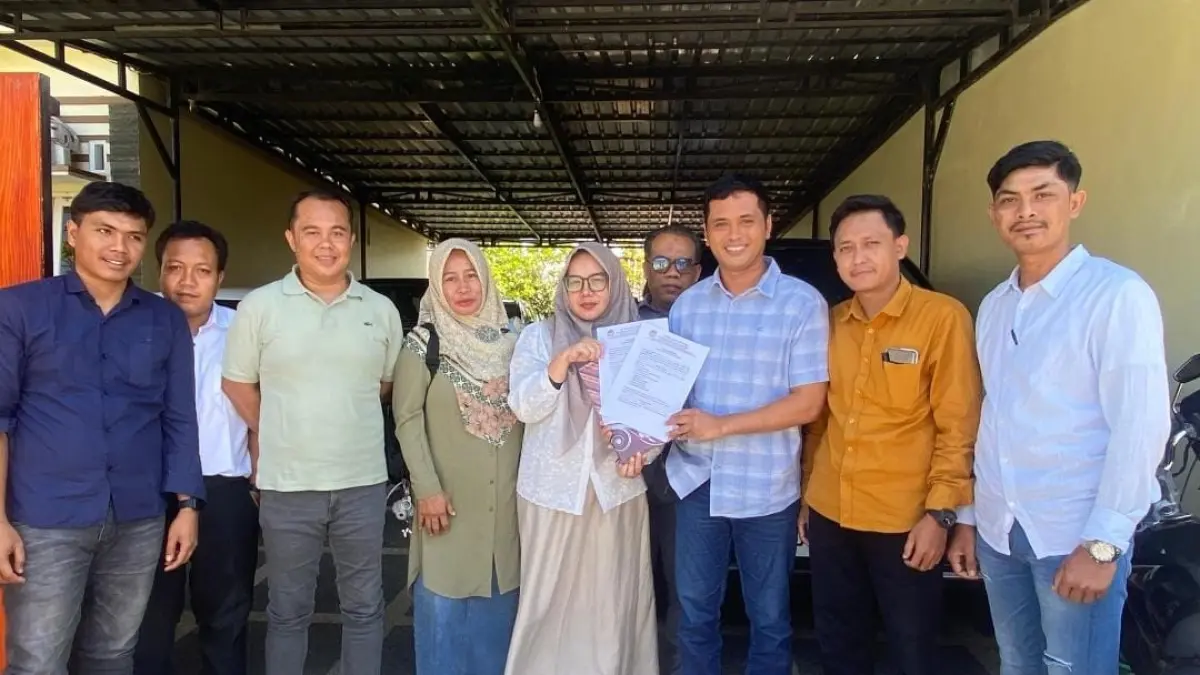 BERI PENDDAMPINGAN: Dr. Lalu Anton Hariawan dan timnya secara sukarela menjadi kuasa hukum Eny Widyawati orang tua almarhumah Nadya Dwi Ramadhani, mahasiswi yang ditemukan meninggal di kosnya. (Foto: Toni/Lombok Post)
