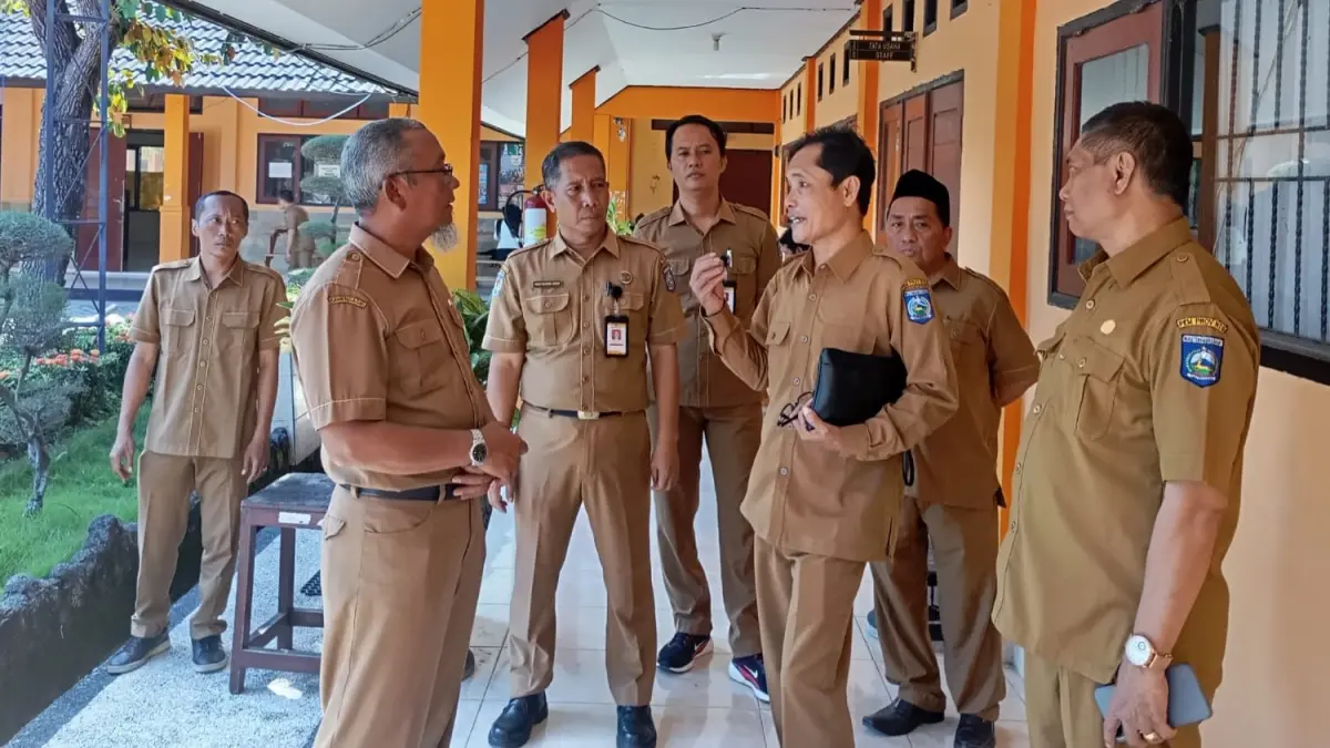 BERKUNJUNG: Kepala Dikpora NTB Syamsul Hadi (dua dari kanan/depan) saat berkunjung ke SMAN 8 Mataram, belum lama ini.