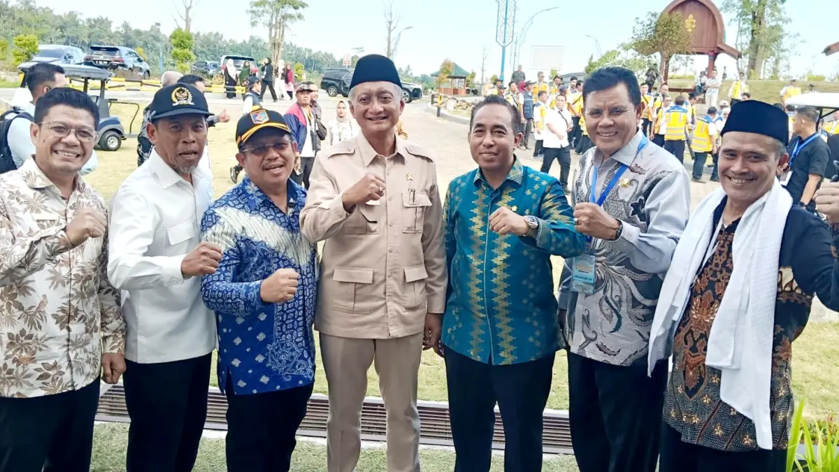 Bupati Lombok Barat Lalu Ahmad Zaini (tiga dari kiri) bersama Menteri PU Dody Hanggodo (tengah) dan sejumlah anggota DPR RI.