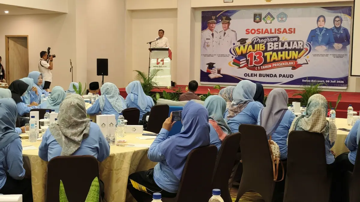 Bupati Lombok Tengah Lalu Pathul Bahri (podium) membuka kegiatan Sosialisasi Program Nasional Wajib Belajar 13 Tahun di Swiss-Belcourt Lombok, Lombok Tengah.