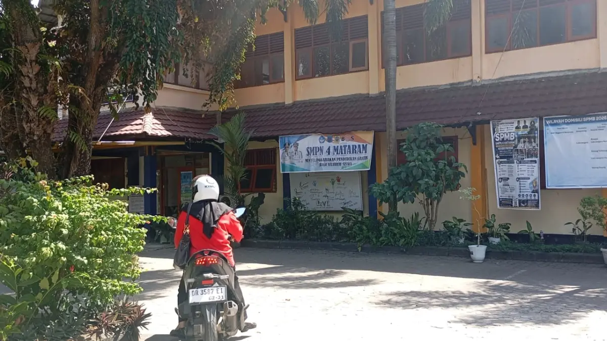 DAFTAR ULANG: Suasana daftar ulang calon siswa baru jelang penutupan di SMPN 4 Mataram tidak terlalu ramai, Rabu (8/7). Sebagian besar calon siswa telah melengkapi administrasi daftar ulang pada hari pertama dan kedua.
 
