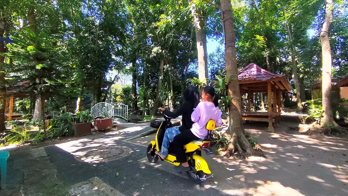 Dua anak menaiki sepeda listrik saat melintasi area Desa Wisata Hijau Bilebante Pasar Pancingan, Desa Bilebante, Pringgarata, Loteng, pekan lalu.