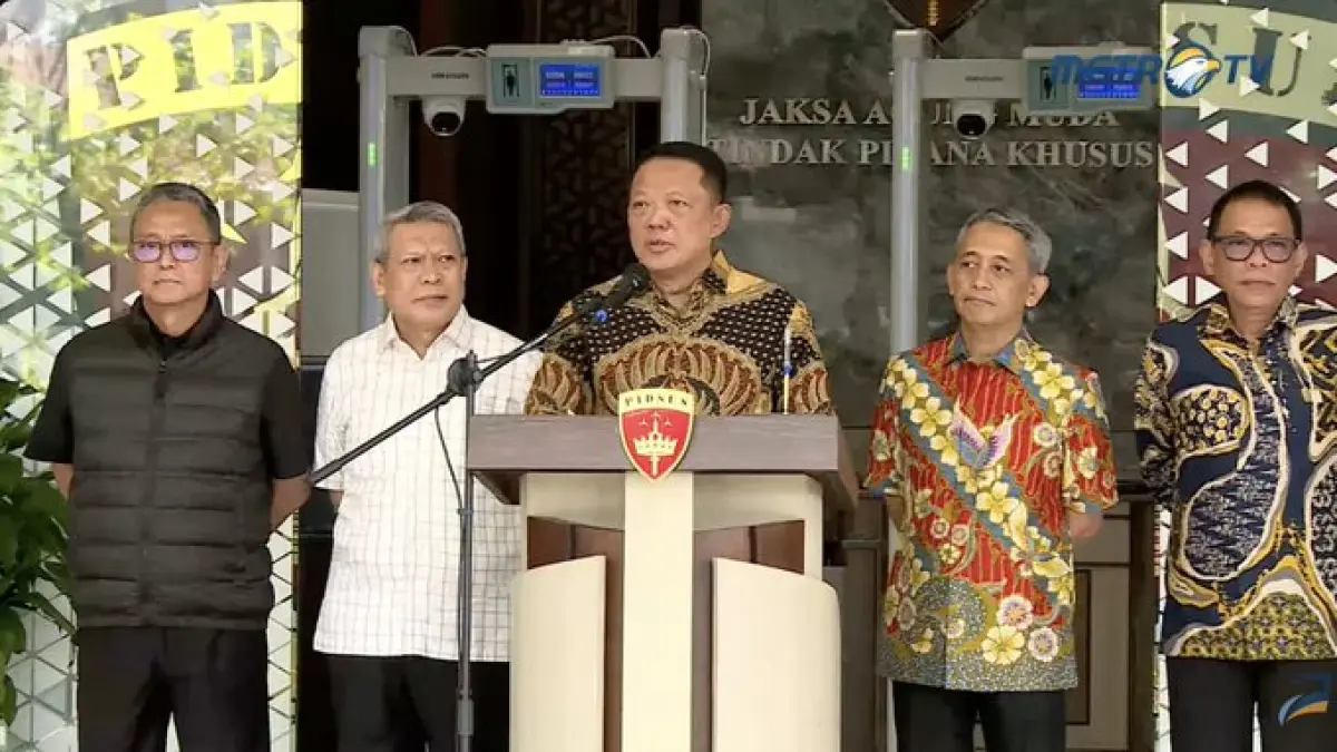 Jampidsus Febrie Adriansyah memberikan keterangan kepada wartawan terkait berbagai isu yang berkembang dan menegaskan menghormati proses hukum yang sedang berjalan, Jumat (10/7) pagi. (Istimewa)