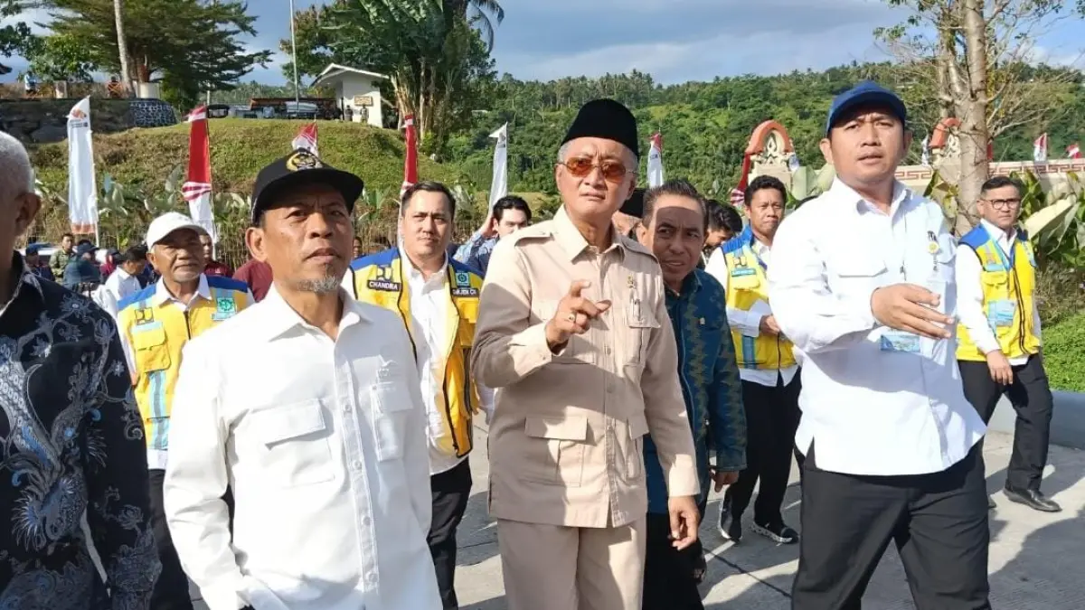 KAWAL PROYEK STRATEGIS: Anggota DPR RI Abdul Hadi (kiri) bersama Menteri PU Dody Hanggodo saat meninjau Bendungan Meninting, Jumat (10/7). 