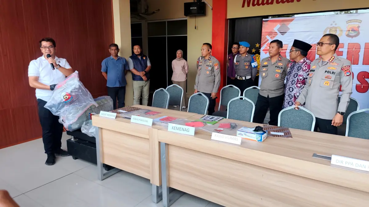 Kepala Satreskrim Polres Loteng AKP Punguan Hutahaean (kiri) menunjukkan sejumlah barang bukti kasus dugaan santri korban luka bakar pada pondok pesantren saat gelar perkara dan penetapan dua tersangka di Mapolres Loteng, Kamis (9/7).