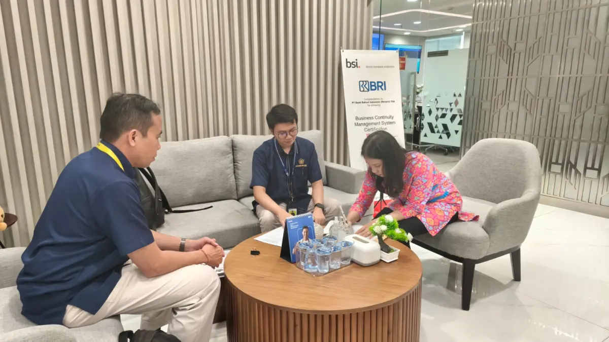 KOORDINASI: Tim DJP Nusra (baju biru) berkoordinasi dengan salah satu bank Himbara di Mataram terkait blokir rekening penunggak pajak, Kamis (9/7). (DJP NUSRA FOR LOMBOK POST)