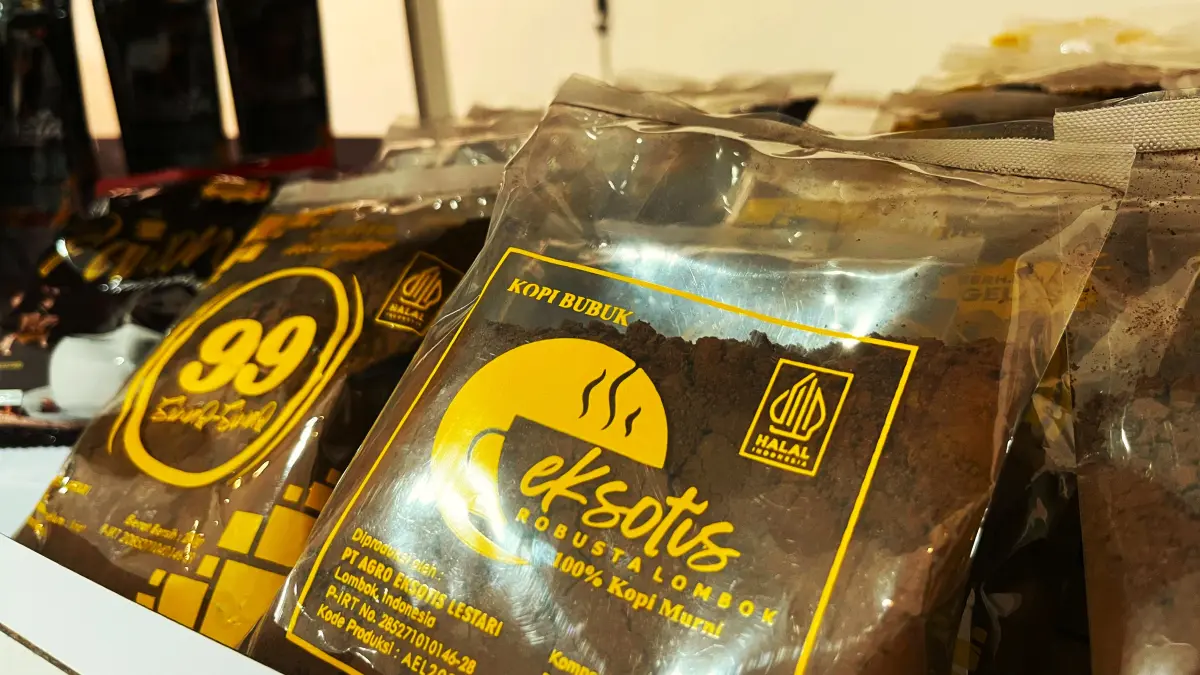 KOPI OLAHAN: Produk kopi olahan UMKM PT Agro Eksotis Lestari yang ada di etalase produk UMKM di Bale KITA NTB, Mataram. (FERIAL/LOMBOK POST)