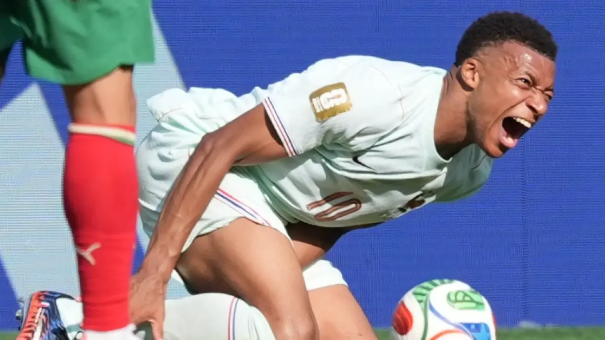 Kylian Mbappé mendapat perawatan usai mengalami benturan pada pergelangan kaki kanan saat Prancis menaklukkan Maroko 2-0 di perempat final Piala Dunia 2026. (Istimewa)