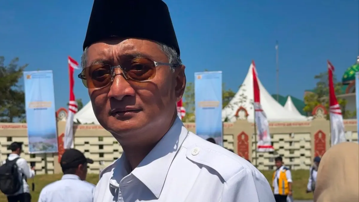 Menteri PU Dody Hanggodo saat diwawancara oleh awak media, di Bendungan Meninting, Jumat (10/7). (YUYUN/LOMBOK POST)