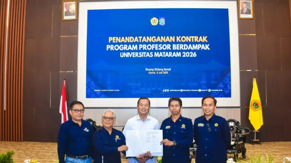 MOU: Gubernur NTB Lalu Muhamad Iqbal (tengah) bersama Rektor Unram Prof. Sukardi (kanan) saat penandatanganan MoU di Ruang Sidang Senat Unram, Kamis (9/7). (DISKOMINFOTIK NTB/LOMBOK POST)