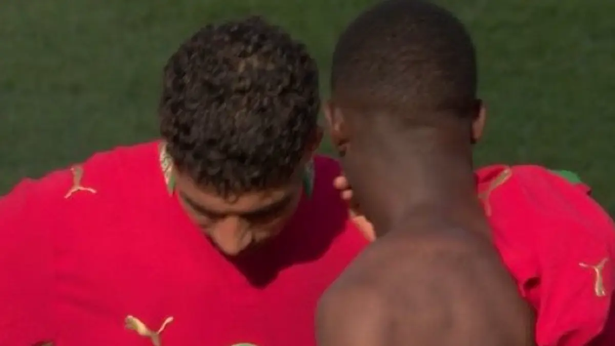 Ousmane Dembélé berbincang dengan Achraf Hakimi seusai pertandingan sebagai bentuk dukungan kepada rekan setimnya di PSG.