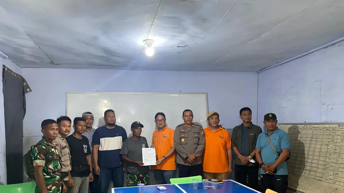 Para petani tebu berfoto bersama usai menandatangani berita acara komitmen PT SMS saat demo, Rabu (8/7).