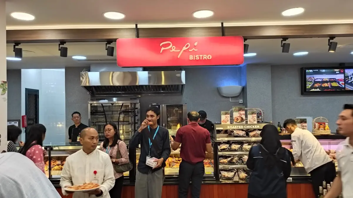 Pengunjung memadati Pepito Market Senggigi saat grand opening, Jumat (10/7). Antusiasme terlihat dari ramainya masyarakat yang datang untuk berbelanja sekaligus menikmati konsep baru yang dipadukan dengan kehadiran Pepi Bistro.