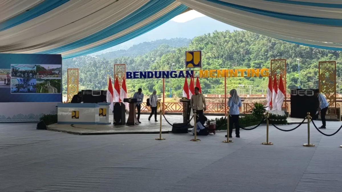 Persiapan saat menjelang peresmian Bendungan Meninting, oleh Presiden Prabowo, di Lombok Barat, Jumat (10/7).