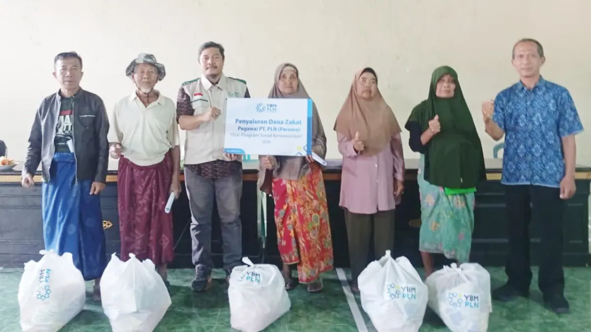 PLN UIW NTB melalui YBM PLN menyalurkan bantuan kepada 52 kaum dhuafa di Montong Gading, Lombok Timur.