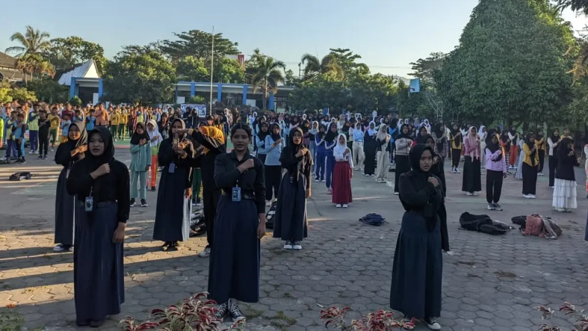 PRA MPLS: Ratusan siswa baru SMPN 10 Mataram mengikuti pra MPLS di lapangan sekolah setempat, Kamis (9/7).

