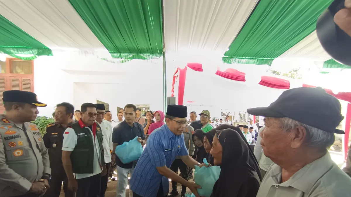 SANTUANAN BAZNAS: Ratusan Anak yatim dan orang tua jompo saya menerima santunan dari Baznas Lotim di Kantor Baznas. 