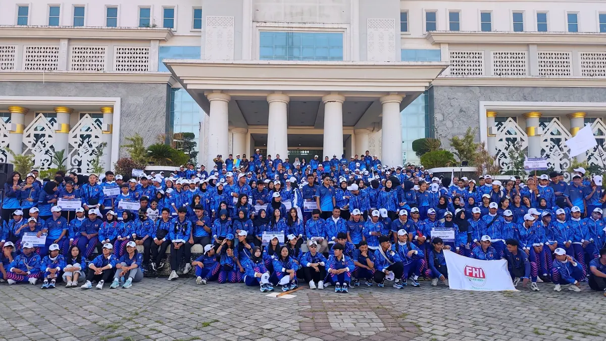Sebanyak 702 atlet berfoto bersama Bupati Loteng Lalu Pathul Bahri dan Wabup Loteng M Nursiah beserta jajaran OPD pemkab Loteng di halaman kantor bupati setempat, Jumat (10/7).