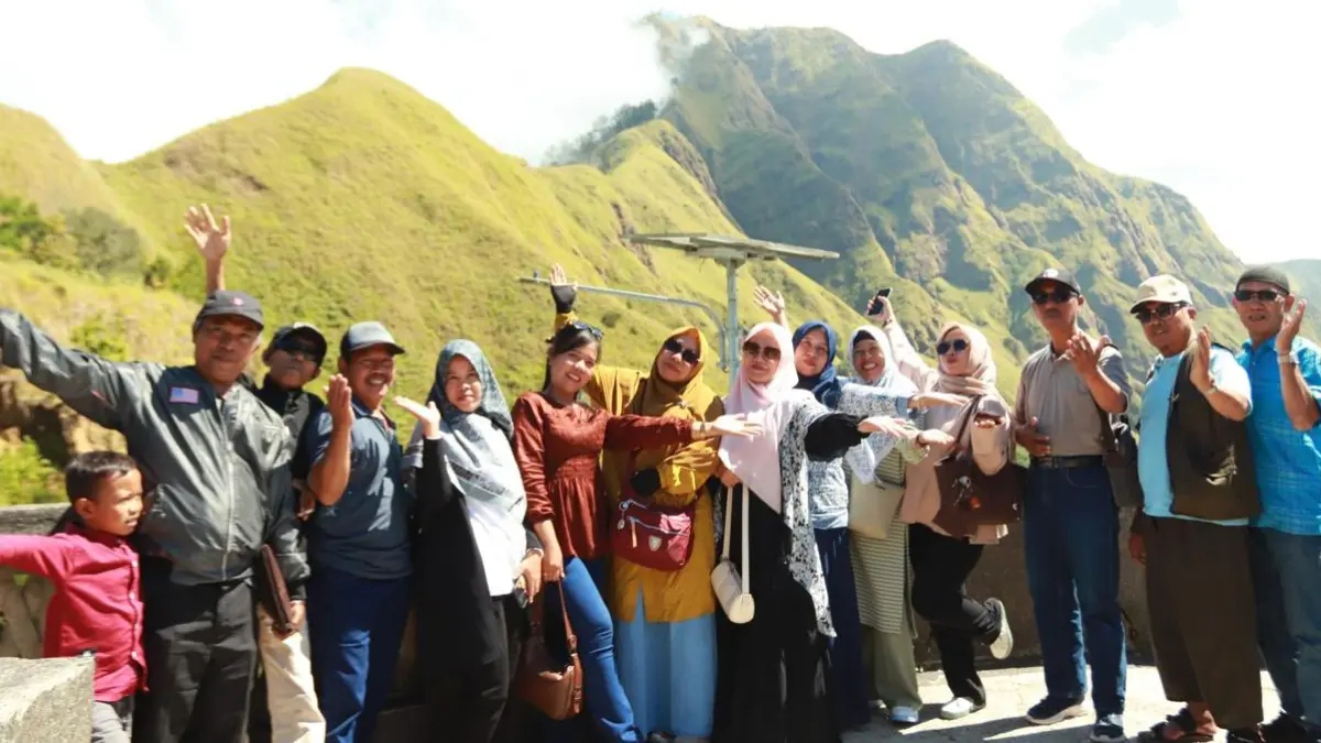 SEMANGAT BARU: Guru dan tenaga kependidikan SMPN 23 Mataram tadabur alam di Sembalun, Lombok Timur, belum lama ini.

