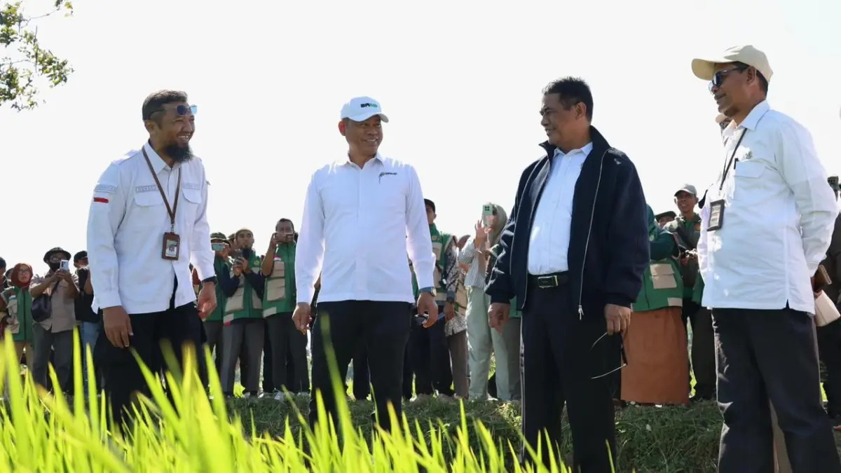SWASEMBADA: Menteri Pertanian Andi Amran Sulaiman (dua dari kanan depan) saat meninjau pertanaman padi PM-AAS di Desa Bunkate, Kecamatan Jonggat, Kabupaten Lombok Tengah, Nusa Tenggara Barat, Jumat (10/7).
