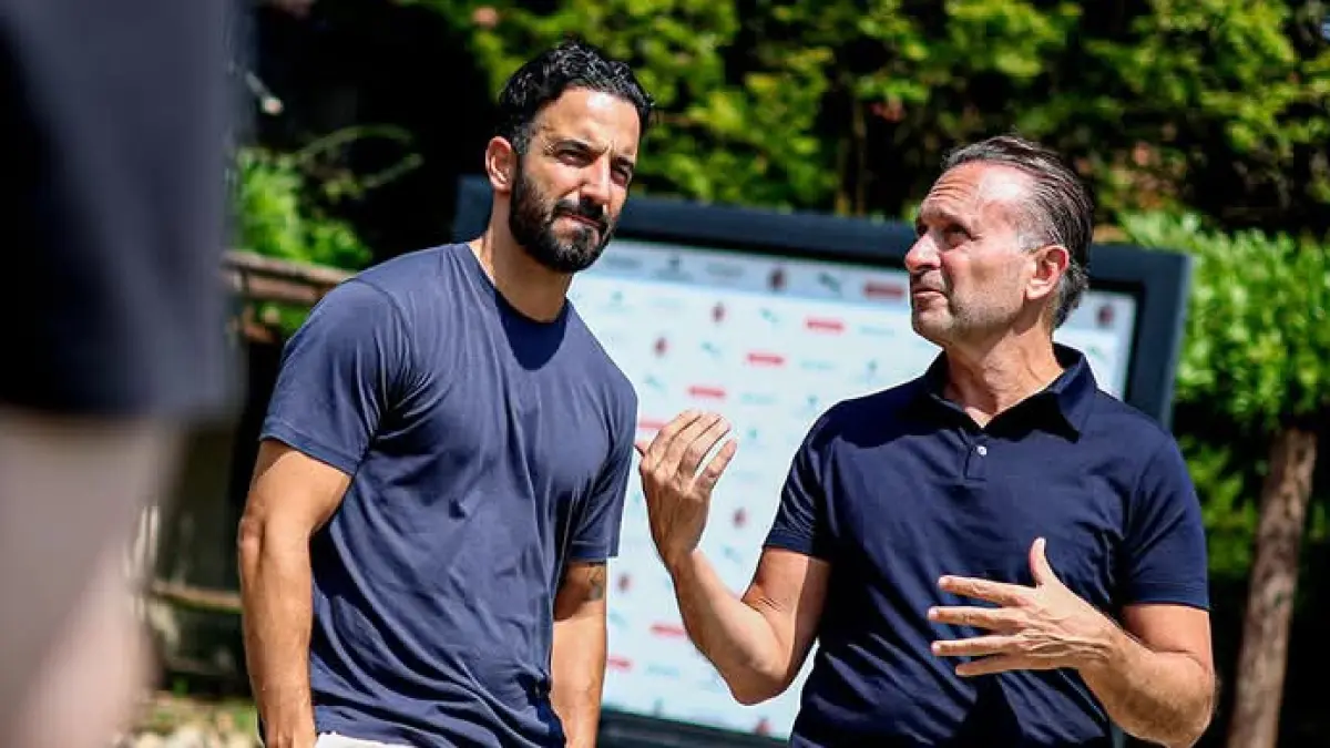 TUKAR PIKIRAN: Pelatih AC Milan Ruben Amorim dan Owner Gerry Cardinale berbincang santai. (Istimewa) 