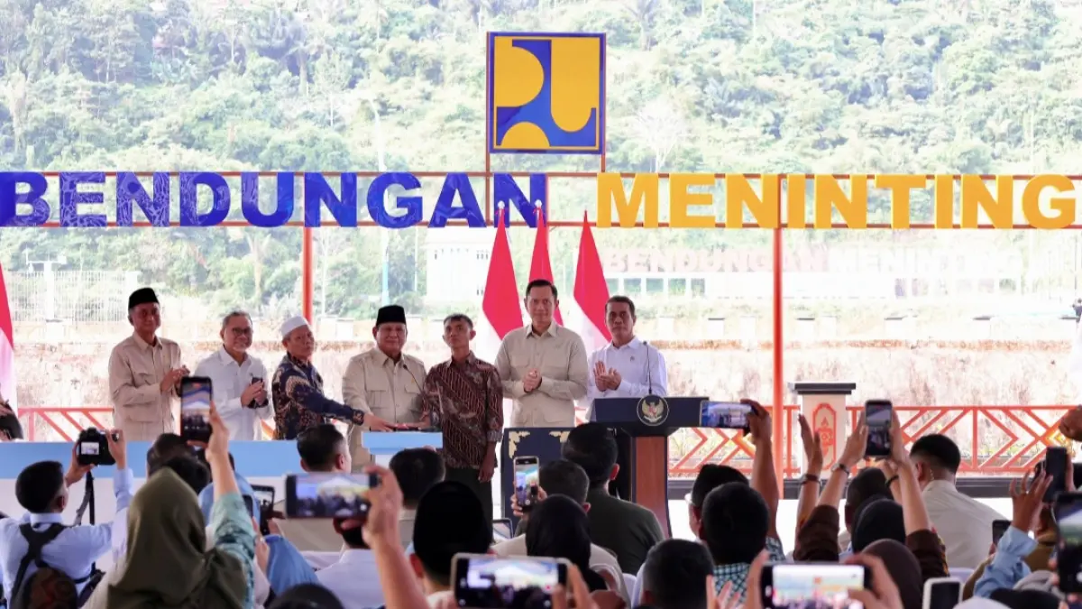 Presiden RI Prabowo Subianto didampingi Menteri Koordinator Bidang Infrastruktur dan Pembangunan Kewilayahan Agus Harimurti Yudhoyono (AHY), Menko Pangan Zulkifli Hasan, Menteri Pertanian Amran Sulaiman, dan Menteri PU Dody Hanggodo saat meresmikan Bendungan Meninting, Kabupaten Lombok Barat, NTB, Jumat (10/7).
