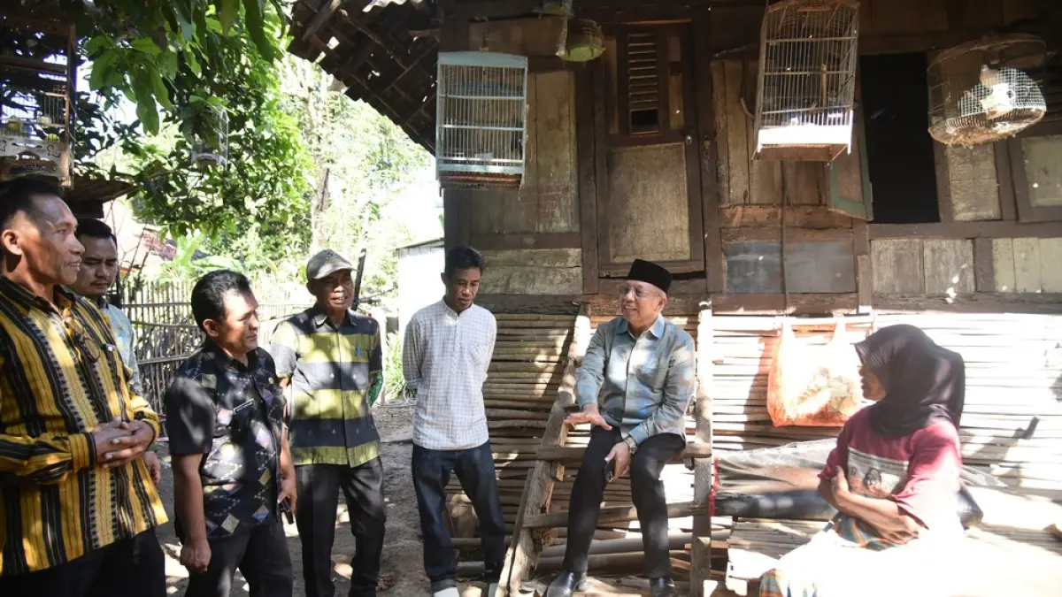 Wali Kota Bima HA Rahman H Abidin meninjau rumah tidak layak huni milik Salmah di Kelurahan Oi Mbo, Kecamatan Rasanae Timur, Kamis (9/7).