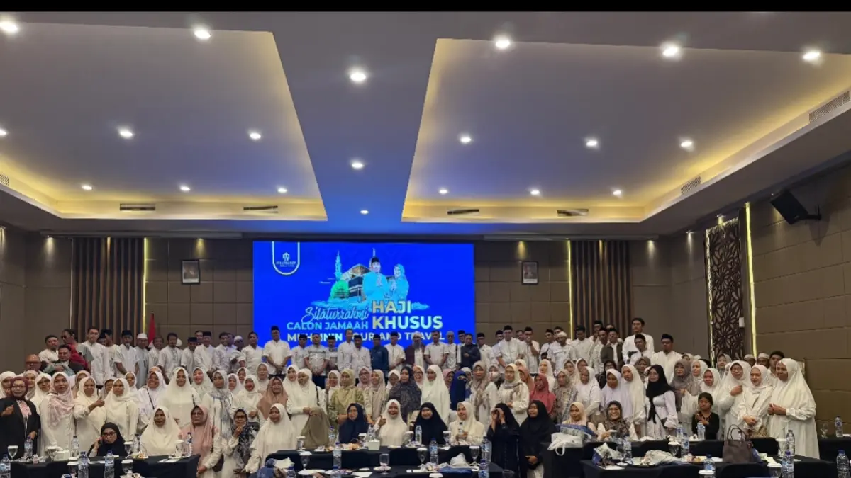 Direktur Muhsinin Tour and Travel H. Ahmad Muharis berfoto bersama ratusan calon jamaah Haji Khusus usai acara silaturahmi keluarga besar Muhsinin Tour di Hotel Lombok Garden, Mataram, Sabtu (11/7). Kegiatan ini menjadi ajang mempererat kebersamaan sekaligus menyampaikan informasi terbaru mengenai persiapan dan keberangkatan Haji Khusus.