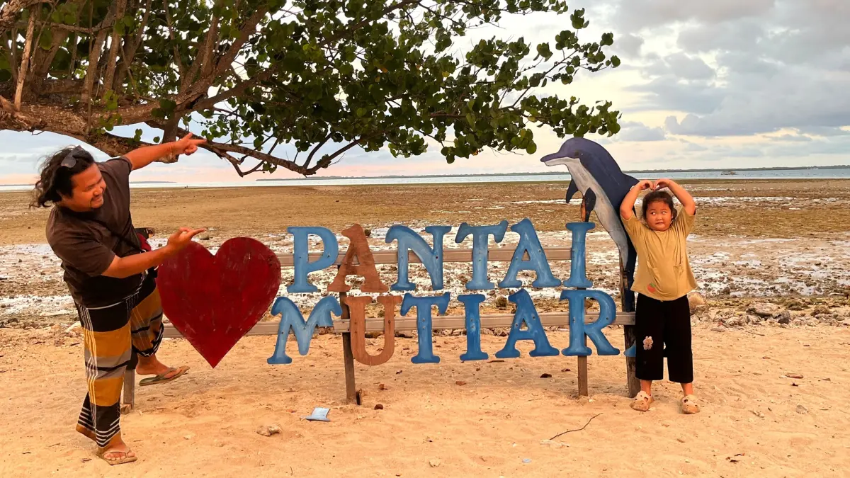 ABADIKAN MOMEN: Pengunjung yang tengah mengabadikan momen liburan di Pantai Mutiara, belum lama ini. (FERIAL/LOMBOK POST)