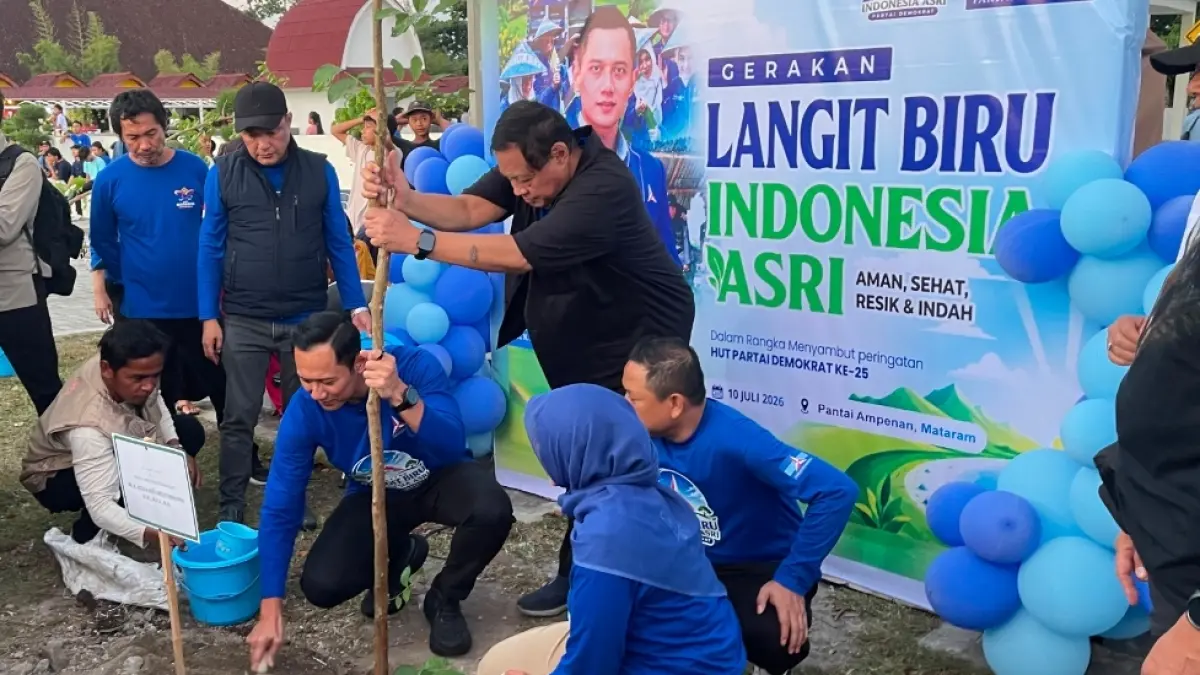 AHY menanam pohon di kawasan eks pelabuhan Ampenan.