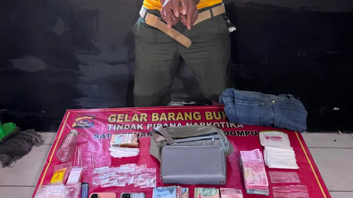 Anggota Satresnarkoba Polres Dompu mengamankan barang bukti sabu dan lainnya dari tangan DP, Jumat (10/7).