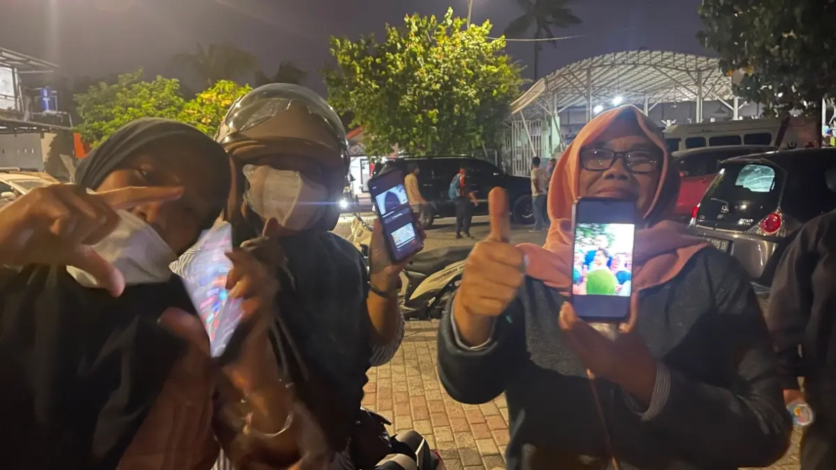 Baiq Leni, Haya, dan Endang pamer foto dan video dengan AHY di Pantai Boom Ampenan. 