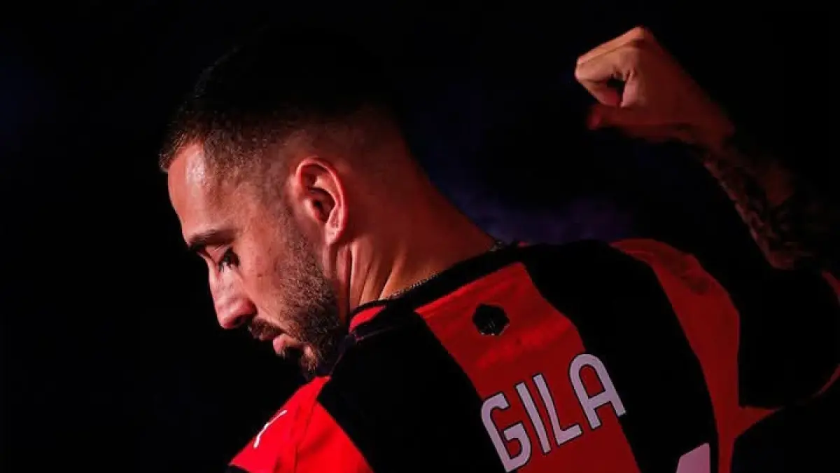 BEK BARU: Mario Gila, pemain AC Milan menunjukkan nomor punggung yang dikenakannya. (Istimewa) 