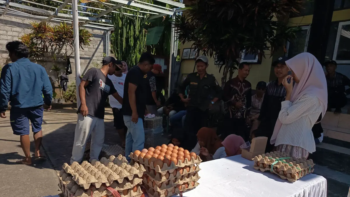 BELI TELUR: Sejumlah Ibu-ibu sedang memilih telur di stand BUMDes Desa Lendang Nangka Utara saat kegiatan pasar murah di halaman kantor desa. 