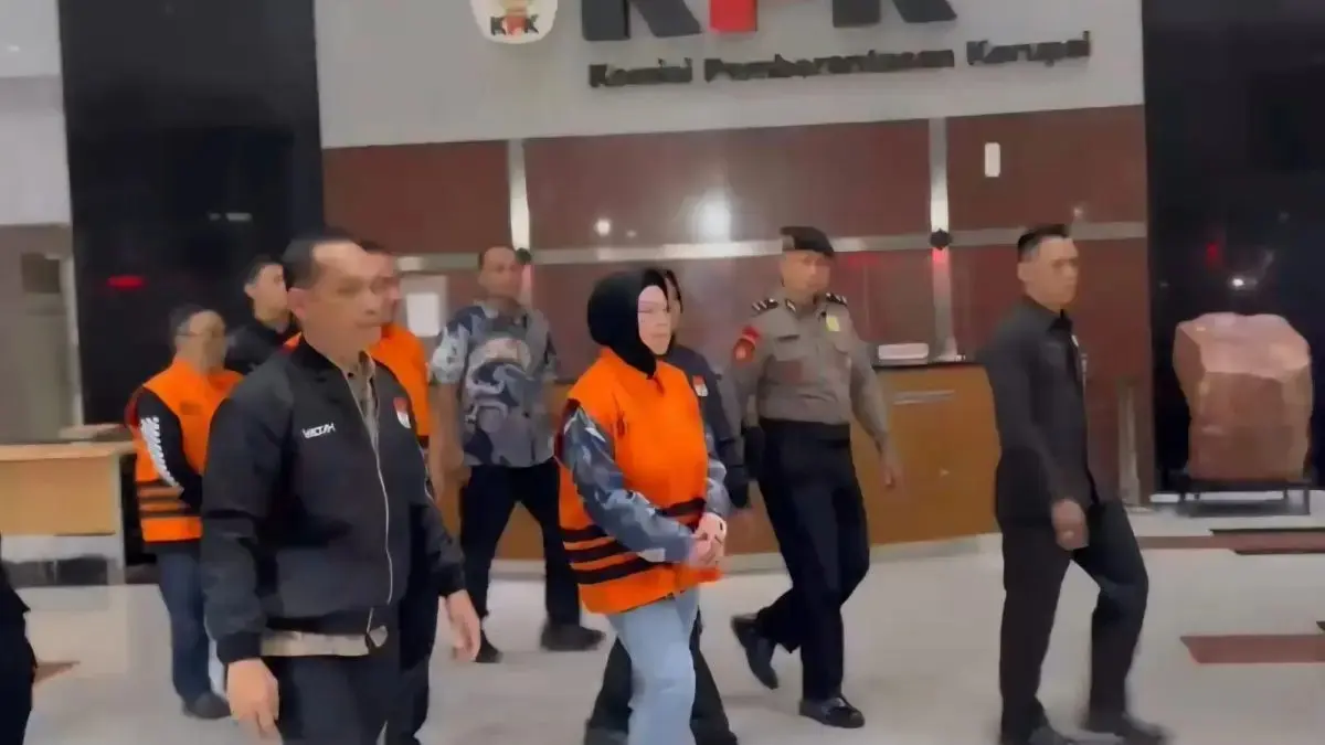 Bupati Sukoharjo Etik Suryani bersama Richard Tri Handoko dan Tri Mulyo resmi ditahan KPK, pada Sabtu (11/7) dini hari. (Istimewa)

