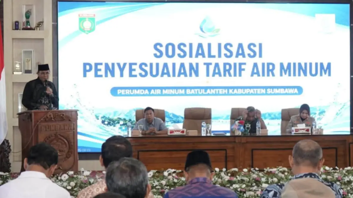 Bupati Sumbawa Syarafuddin Jarot mensosialisasikan kenaikan tarif air di Aula H Madilaoe ADT kantor Bupati Sumbawa, Jumat (10/7).