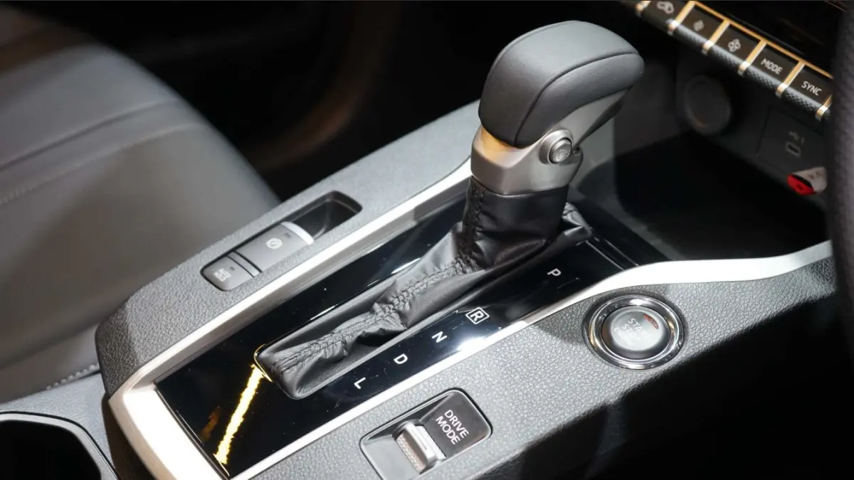 Cara Parkir Pararel Mobil Mitsubishi Motors Berfitur Electric Parking Brake.
