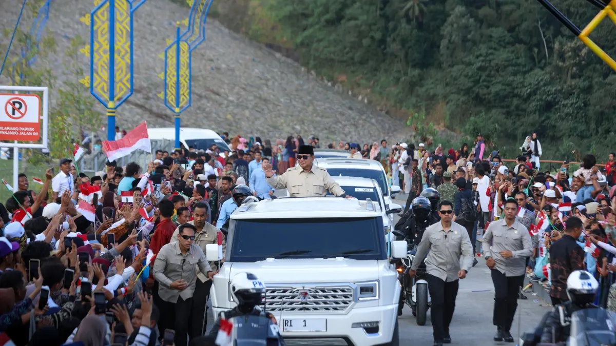 CURI PERHATIAN: Mobil Pindad Garuda MV3 yang digunakan presiden Prabowo menuju lokasi peresmian Bendungan Meninting, Lombok Barat, Jumat (10/7). (IVAN/LOMBOK POST)