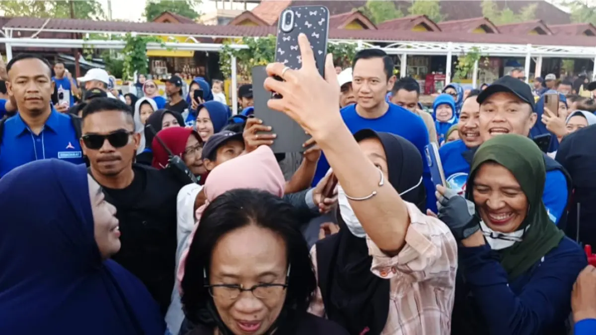 Emak-emak pengunjung pantai Boom Ampenan yang berebut foto dengan Menko Infra AHY. 