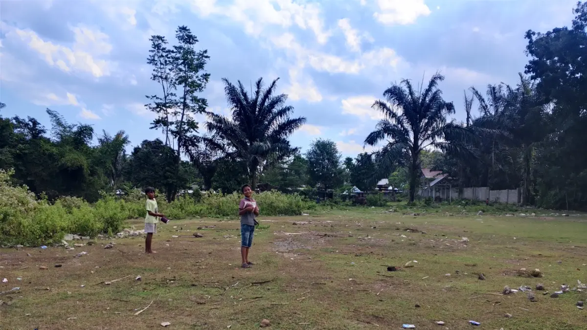 INI LAHANNYA: Dua anak-anak bermain layang-layang di lahan eks SMPN 2 Gunungsari yang telah dieksekusi penggugat, kemarin (10/7). Pemkab Lobar kalah ditingkat PK dalam perkara lahan tersebut. (HARLI/LOMBOKPOST)

