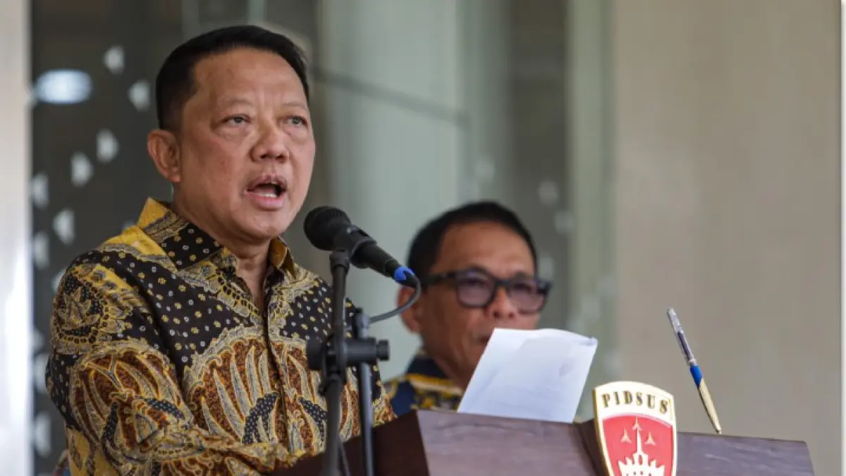 JELASKAN: Jampidsus Febrie Adriansyah (tengah) memberikan keterangan pers di Gedung Bundar, Kejaksaan Agung, Jakarta, Jumat (10/7). Dalam kesempatan itu Febrie menegaskan hingga kini dirinya masih menjalankan tugas seperti biasa. (SALMAN TOYIBI/JAWA POS)