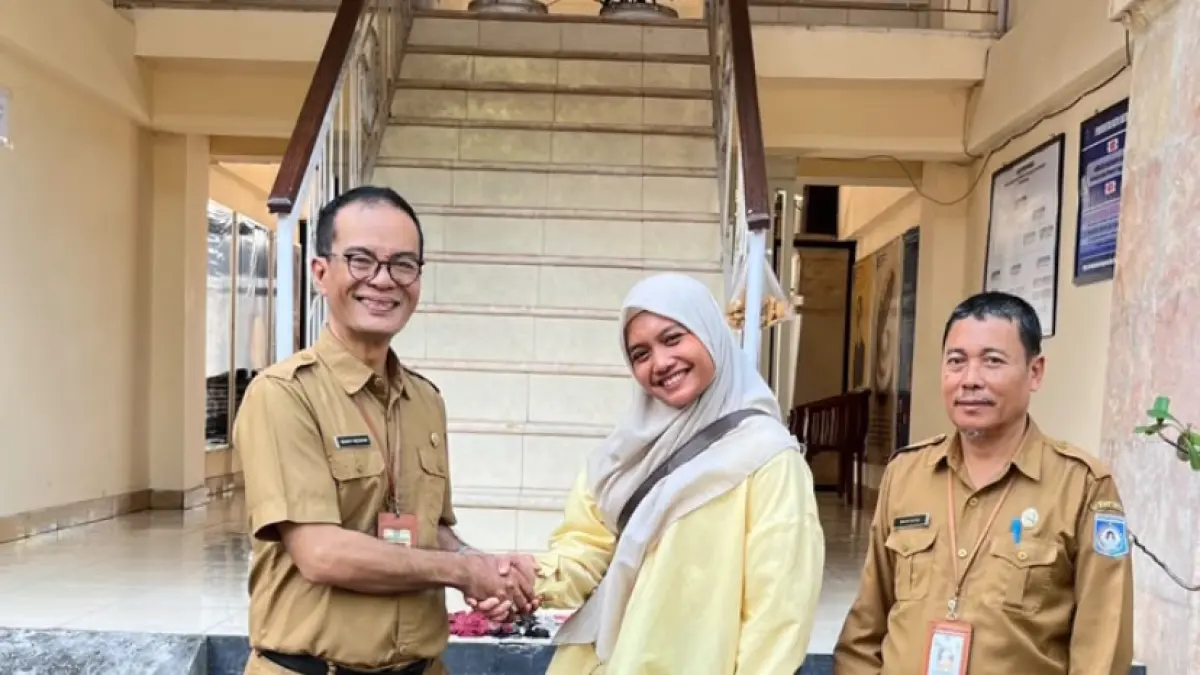 Kepala Disperinkop UKM Kota Mataram Jemmy Nelwan saat memberikan mesin jahit kepada penerima manfaat, beberapa waktu lalu