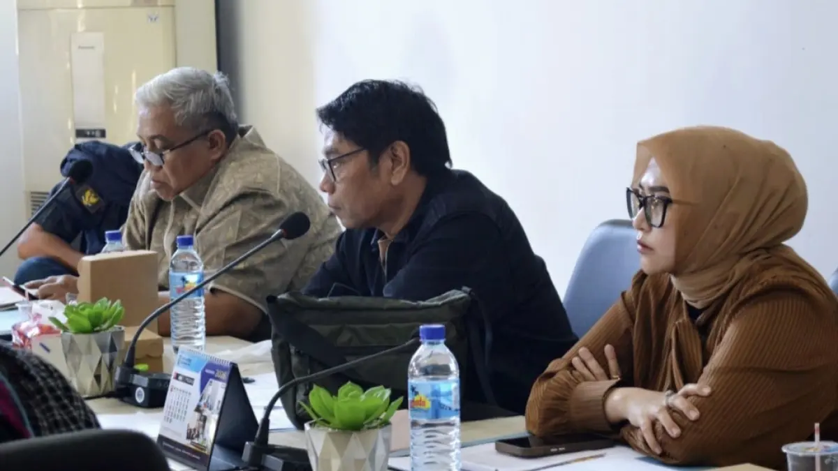 Ketua Komisi II DPRD NTB Lalu Pelita Putra (tengah) memimpin rapat dengar pendapat (RDP) dengan organisasi masyarakat yang tergabung dalam Kasta NTB, Jumat (10/7). Mereka mempertanyakan pengunaan DBHCHT tahun 2026 yang mencapai Rp 312 milyar.&nbsp;