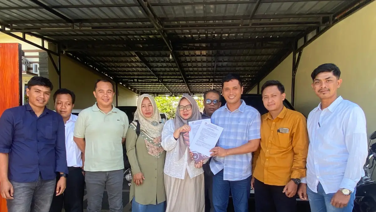 MENGADU: Advokat Lalu Anton Hariawan (tiga dari kanan) bersama tim dan keluarga Nadya menunjukkan surat kuasa di Lombok Barat, Jumat (10/7). (HARLI/LOMBOKPOST)