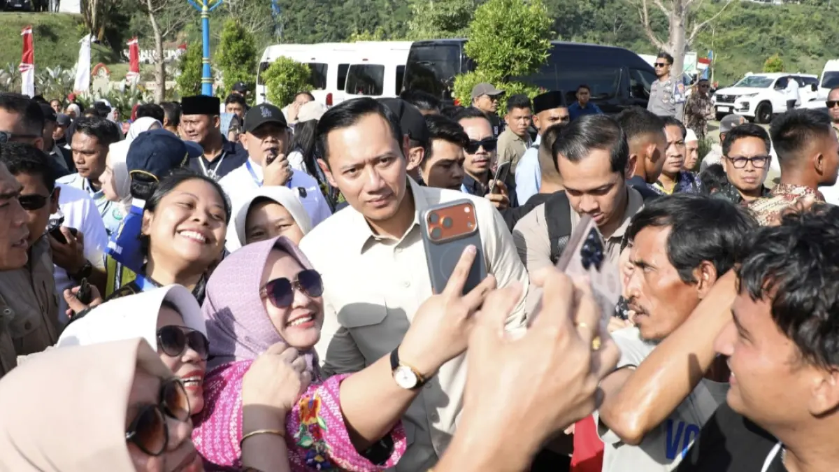 Menteri Koordinator Bidang Infrastruktur dan Pembangunan Kewilayahan Agus Harimurti Yudhoyono (AHY) saat turun mendampingi Presiden Prabowo Subianto meresmikan Bendungan Meninting, Gunungsari, Kabupaten Lombok Barat, Jumat (10/7).