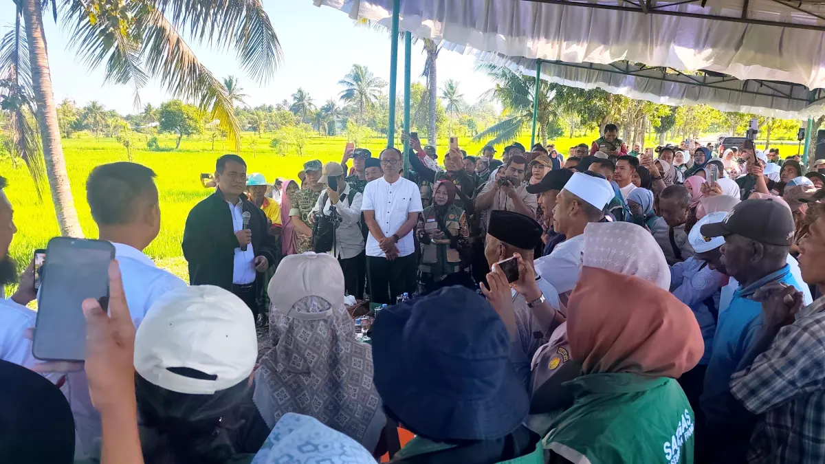 Menteri Pertanian RI Andi Amran Sulaiman (pakai jaket) memperkenalkan program dan metode tanam baru kepada para petani di persawahan Desa Bunkate, Jonggat, Loteng, Jumat (10/7).