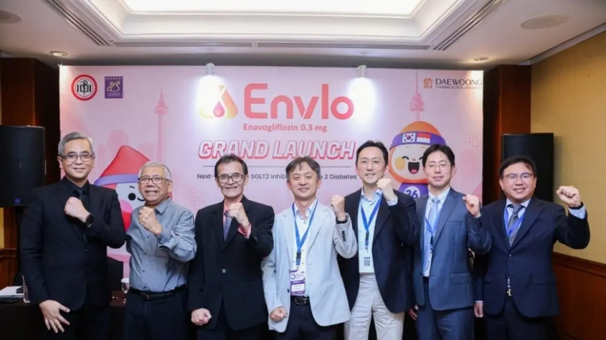 Para tamu kehormatan berfoto bersama dalam acara Grand Launch Enavogliflozin, terapi antidiabetes golongan SGLT-2 inhibitor dari Daewoong Pharmaceutical Indonesia.