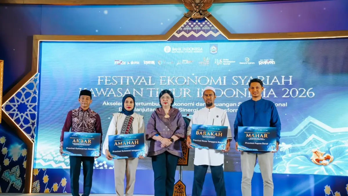 PENGHARGAAN: Deputi Gubernur Senior Bank Indonesia Destry Damayanti (tengah) berfoto bersama para penerima penghargaan program unggulan Bank Indonesia saat pembukaan FESyar KTI 2026 di atrium Lombok Epicentrum Mall, Jumat (10/7)