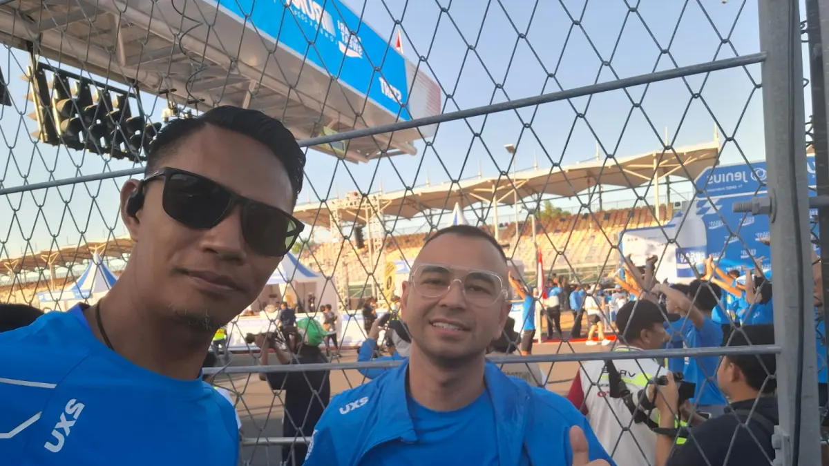 Peserta Pocari Sweat Run 2026 berswafoto dengan Raffi Ahmad di Sirkuit Internasional Mandalika, Sabtu (11/7). 